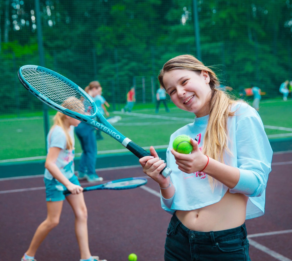 Большой теннис в лагере для девочек