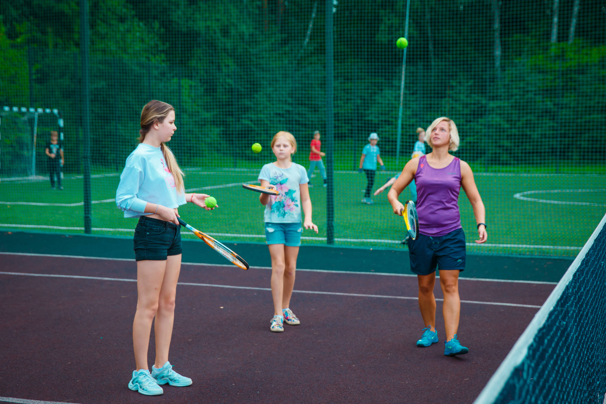 Большой теннис в детском лагере