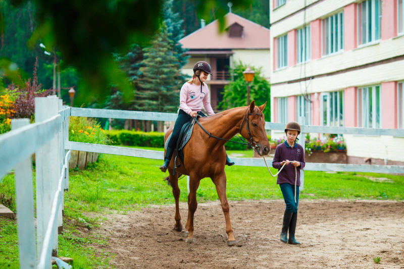 Верховая езда в детском конном лагере